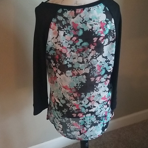 Floral Raglan Top Medium - Picture 4 of 5